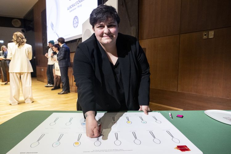 SORPRESA DELL’ANNO - Tina Marcelli, Johanns all’Amonti Chalet Resort, Molini di Tures (Bolzano). Premia Metro con la seguente motivazione:«Originaria dalla Valle Aurina, vicino all’Austria, d’origini umbre per parte di papà, è una cuoca che fonde le sue altezze e i suoi territori raccontandoli in un nuovo e bellissimo ristorante, proprio in Valle Aurina. Profeta in patria».